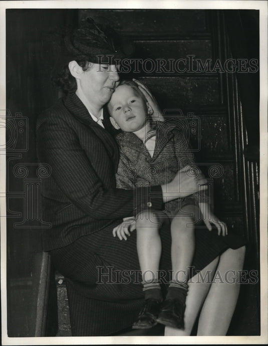 1941 Press Photo Mrs. Mary Lawrence With Her 3 Year Old Son Arthur Leroy Jr. - Historic Images