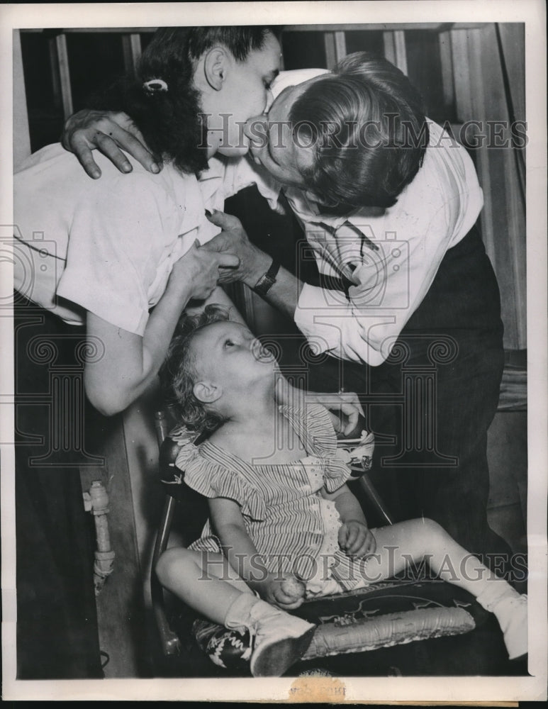 1948 Press Photo Fred &amp; Irene Lamphere reconcile as baby Pamela looks on-Historic Images