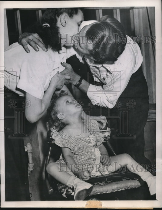 1948 Press Photo Fred & Irene Lamphere reconcile as baby Pamela looks on-Historic Images