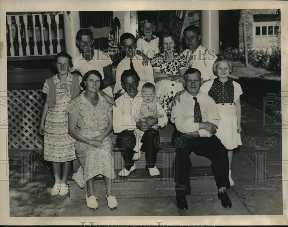 1938 Press Photo Mr. and Mrs. Benedict Leach and their large family - Historic Images