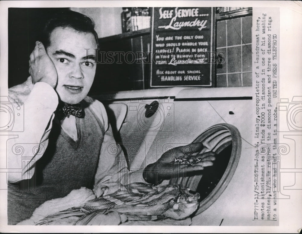 1952 Press Photo John Linsley Laundromat Owner Found Diamonds In Robe Pocket - Historic Images