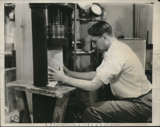 1933 Press Photo WD Wood US Engineer Tests Cement Samples For Boulder Dam - Historic Images