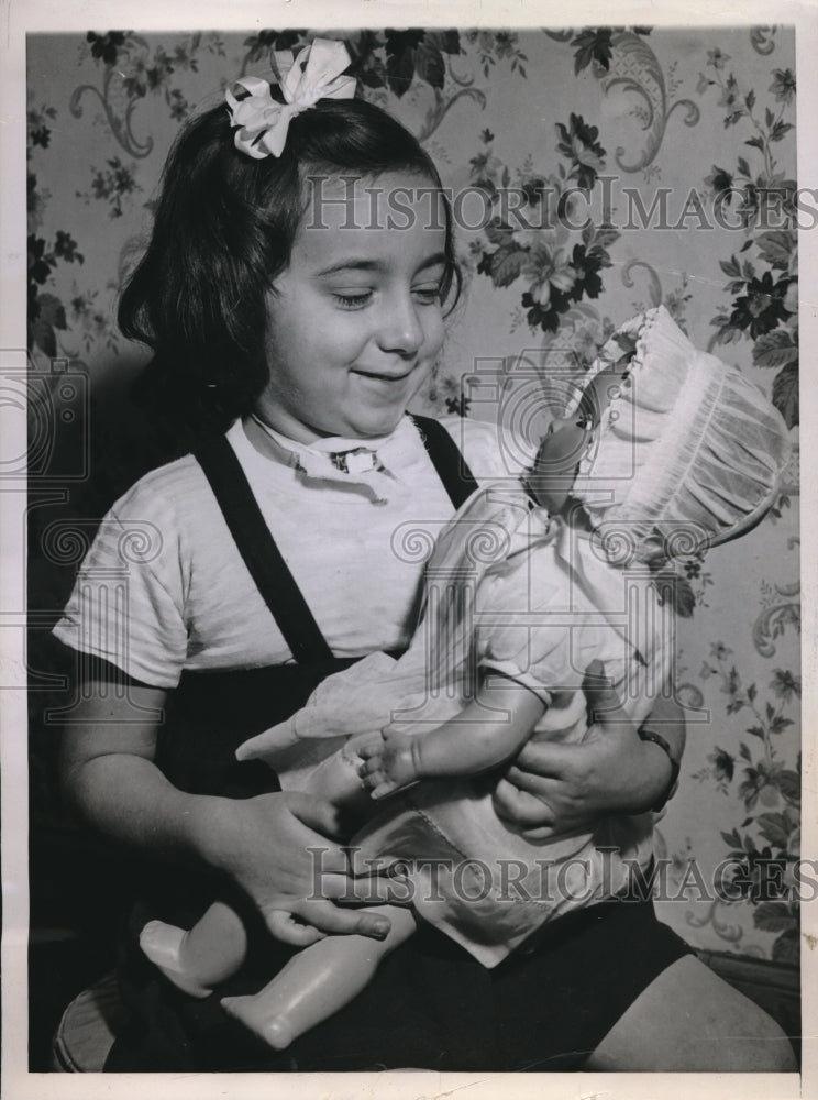 1945 Press Photo Cynthia Lorriore Had Voice Box Removed Due to Growth-Historic Images