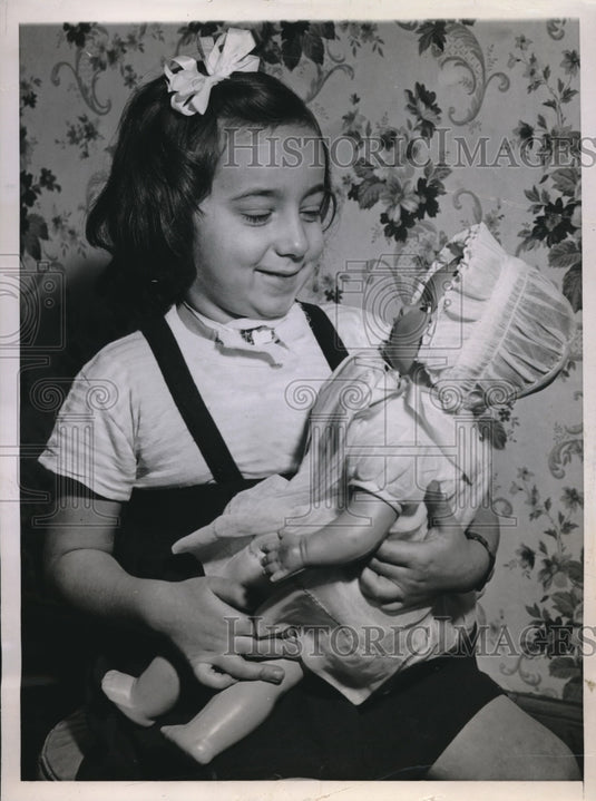 1945 Press Photo Cynthia Lorriore Had Voice Box Removed Due to Growth-Historic Images