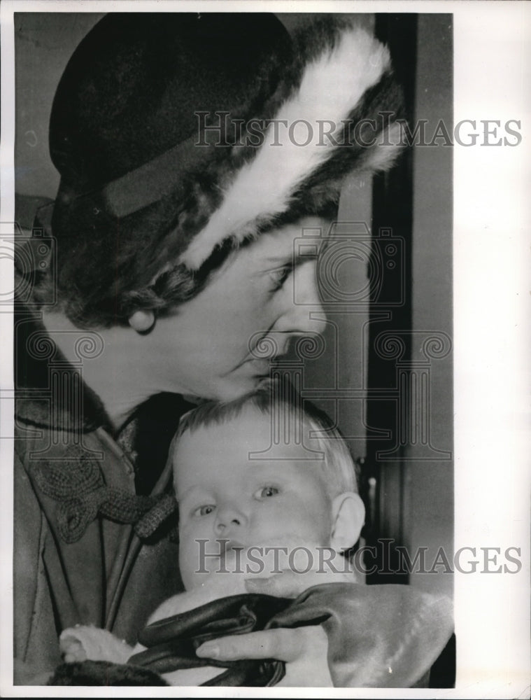 1964 Brussel&#39;s queen Fabiola hugs refugees from the Congo - Historic Images