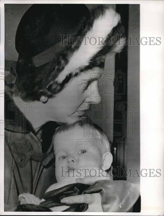 1964 Brussel's queen Fabiola hugs refugees from the Congo - Historic Images