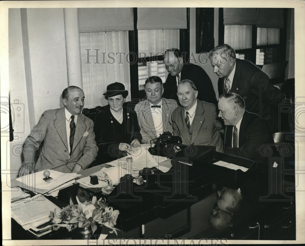 1934 Press Photo Labor Secretary perking holds meeting with Steel Workers - Historic Images