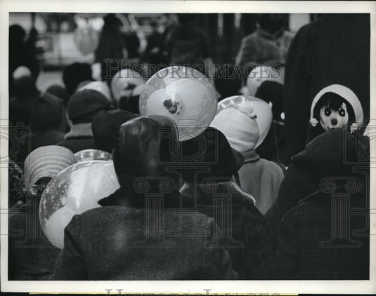 1963 Press Photo NY 5th Ave Children wandered along window display wonderland - Historic Images
