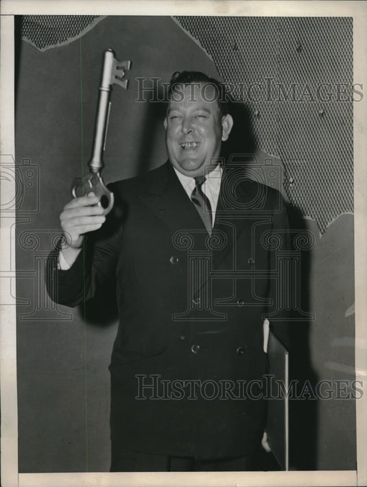 1946 Press Photo UN Secretary General Trygve Lie holding Golden key to UN HQ - Historic Images