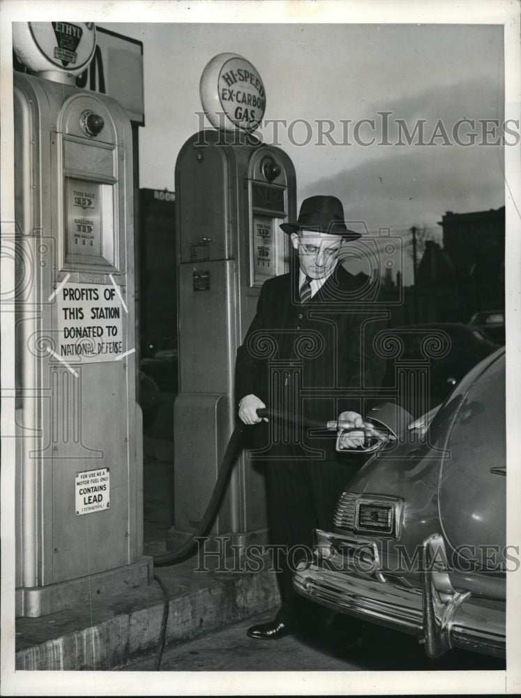 1942 Press Photo Abraham Lemberg turn over gasoline station to the United States - Historic Images