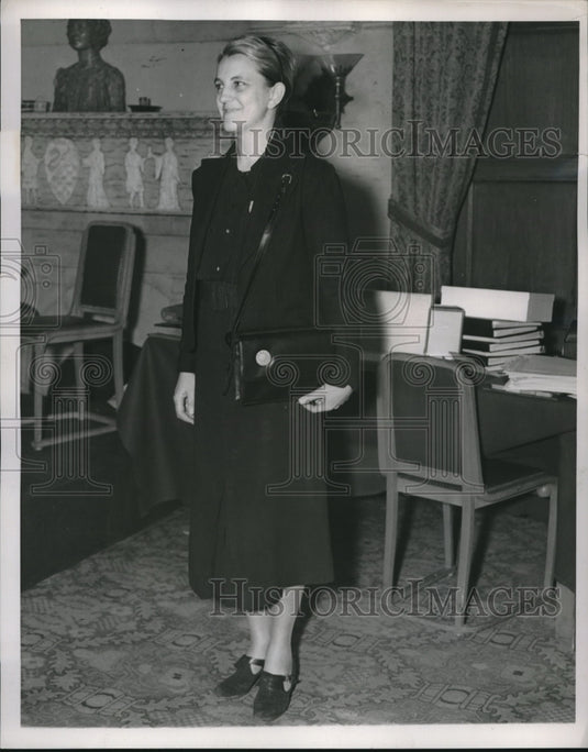 1938 Press Photo Mrs. John Zellner wearing new device, The Crystalic Acousticon. - Historic Images
