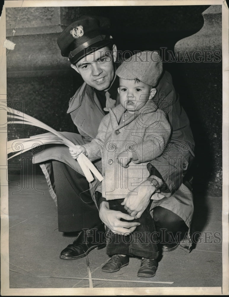 1944 Press Photo George Costello Jr with his father George Costello Sr. - Historic Images