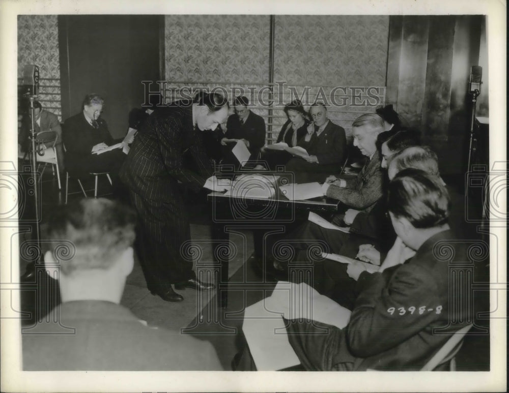 1939 Press Photo Group Does First Reading For New NBC Radio Show - Historic Images