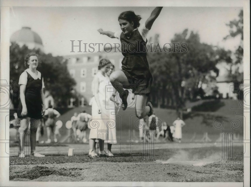 1932 Press Photo Jeanette Lambert in Broad Jump - Historic Images