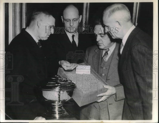 1944 Press Photo Prof. R.F. Crim, K.E. Beeson, J.C. Hacklemann, Prof Clapp - Historic Images