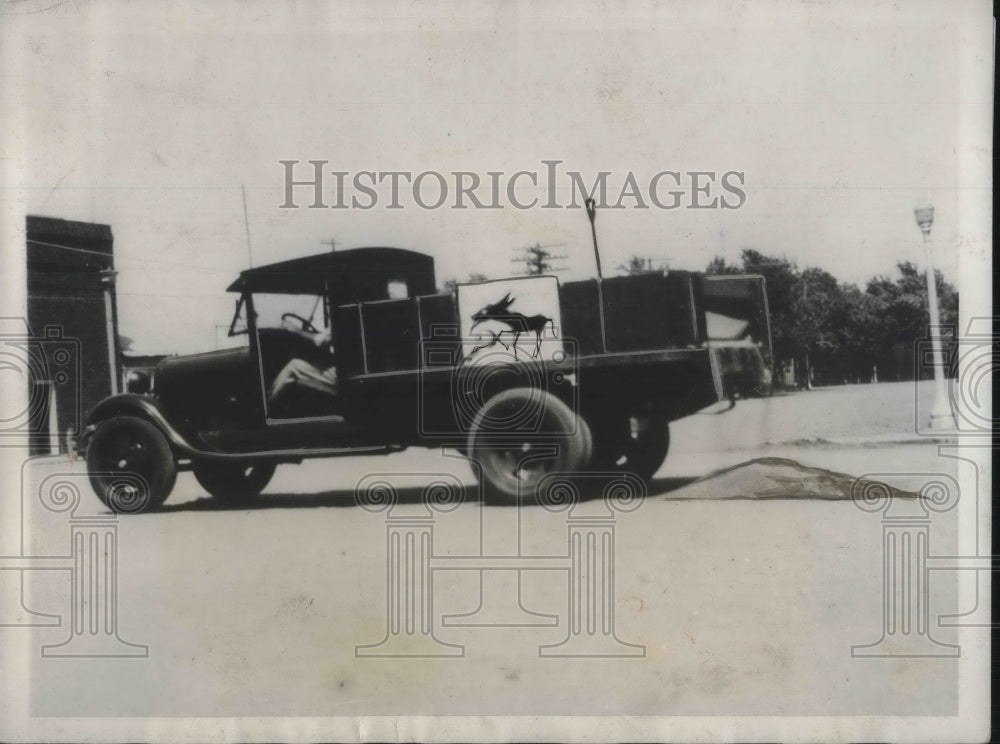 1931 Press Photo Forest Kennett, unloading wheat in the street. - Historic Images