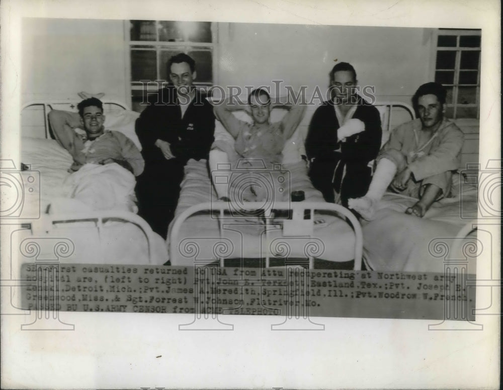 1943 Press Photo Wounded Soldiers at Northwest Army Hospital. - Historic Images