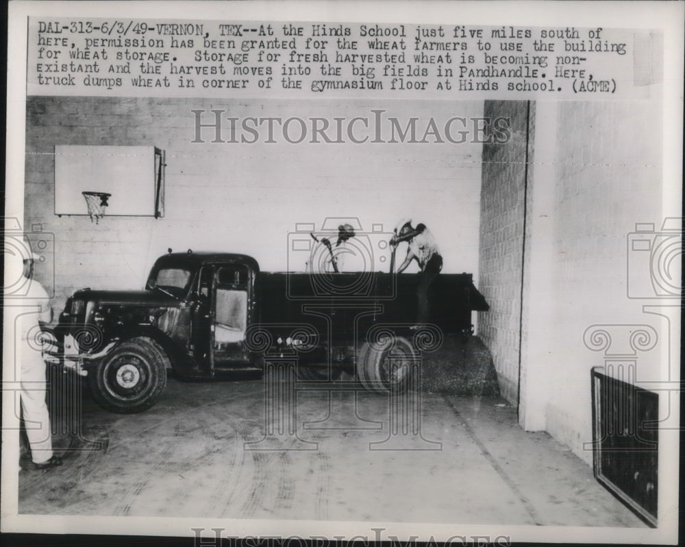 1949 Press Photo Farmers In Vernon TX Storing Grain Inside Local School - Historic Images