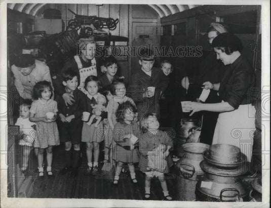 1944 Press Photo British Youngsters Evacuate Their Homes to a Train. - Historic Images