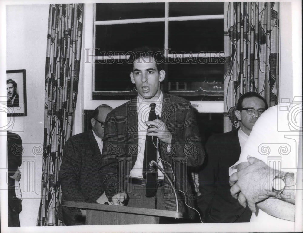 1967 Press Photo Howard Klecker WRU Med Student Pledges aid for Israel - Historic Images