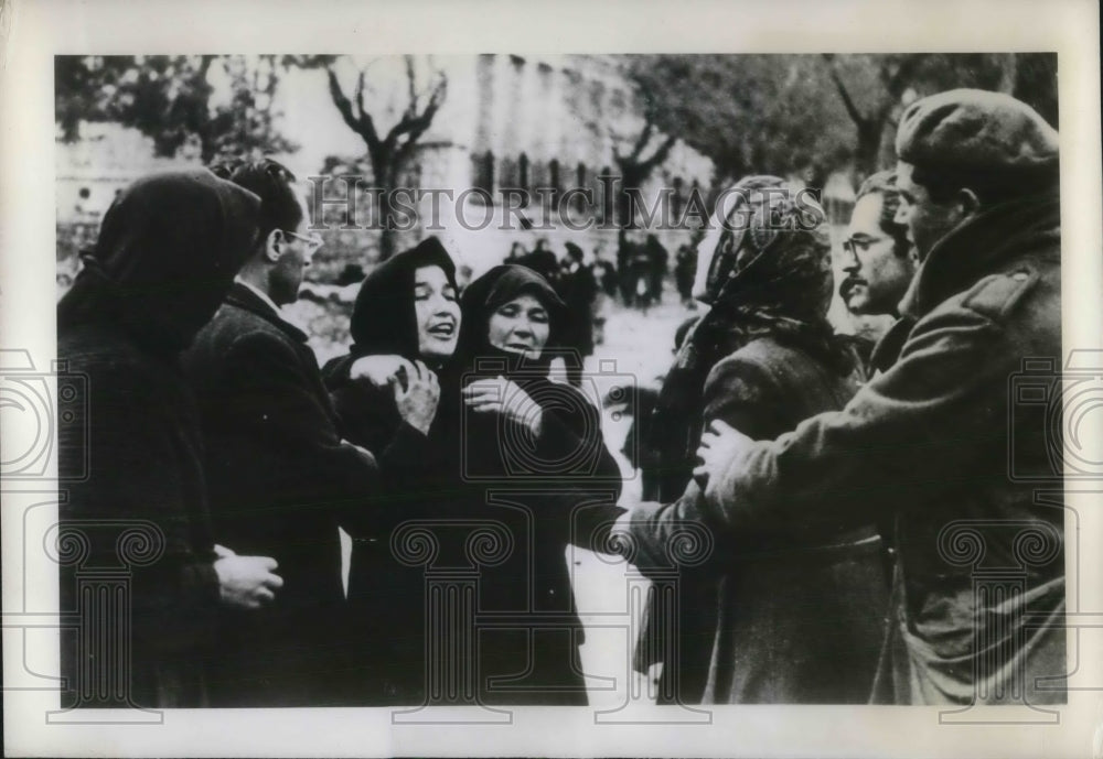 1948 Press Photo Widow&#39;s friends attempt to consul her after husband dies. - Historic Images