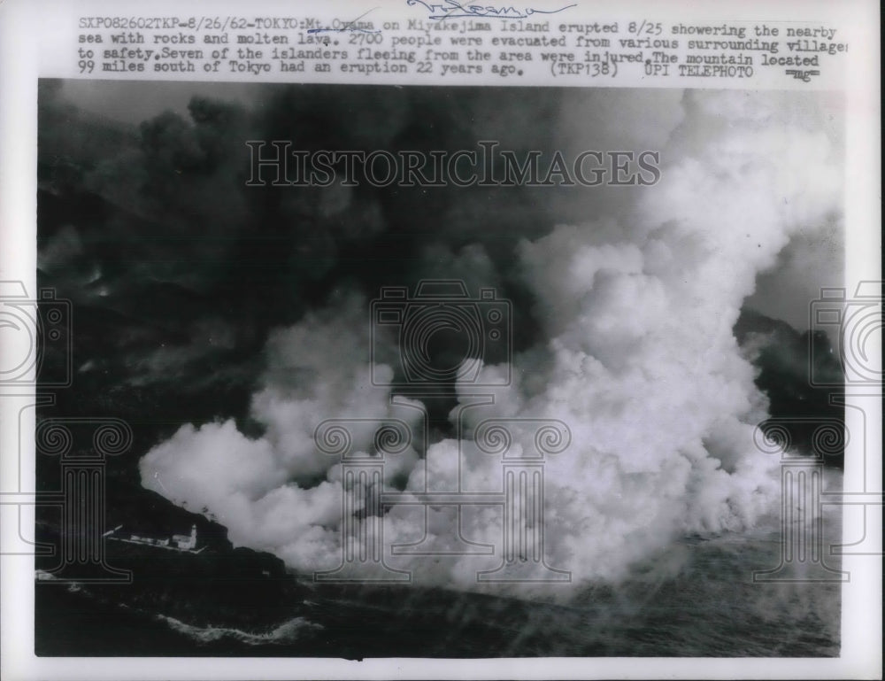 1962 Press Photo Mt. Oyama erupts on Miyakejiam - Historic Images