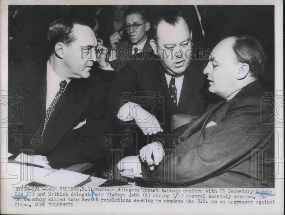 1951 Press Photo Ernest A. Gross, Trygve Lie and Sir Gladyn Jebb talk - Historic Images