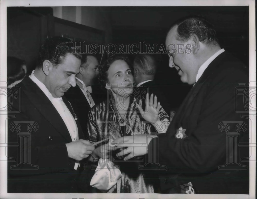 1951 Press Photo Estelle Peraudon sells lottery ticket to Trygve Lie - Historic Images