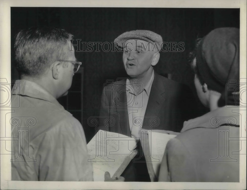 1951 Press Photo Harry Lundberg, pres. AFL Seafarer&#39;s Union, walks out of mtg. - Historic Images