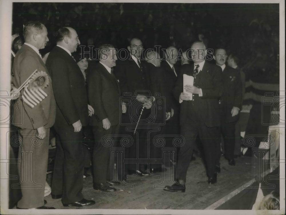 1936 Press Photo Landon Walking In Front of Others - Historic Images