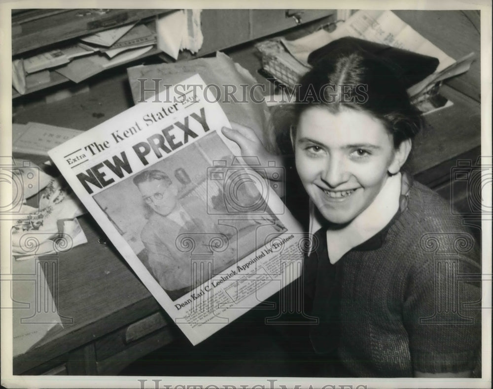 1938 Press Photo Helen Wescott Poses With Extra Edition Of Kent Stater Newspaper - Historic Images