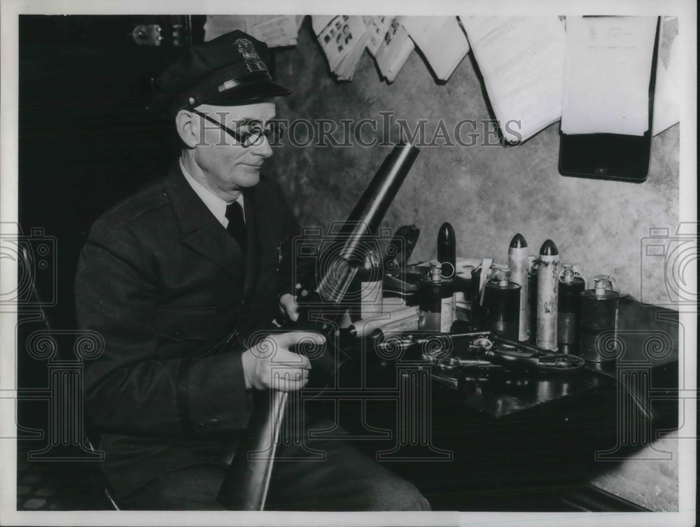 1935 Press Photo Deputy Sheriff O.J. Lotz With Ammunition &amp; Guns Seized By Law - Historic Images