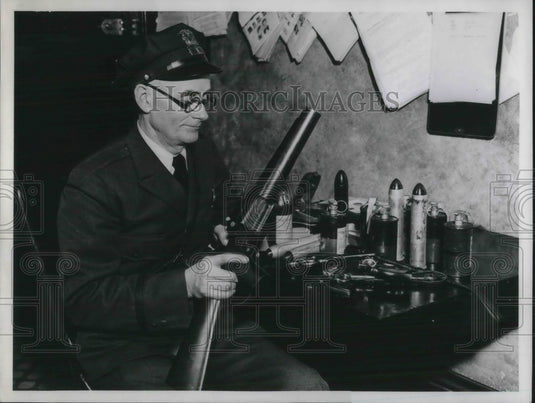 1935 Press Photo Deputy Sheriff O.J. Lotz With Ammunition & Guns Seized By Law - Historic Images