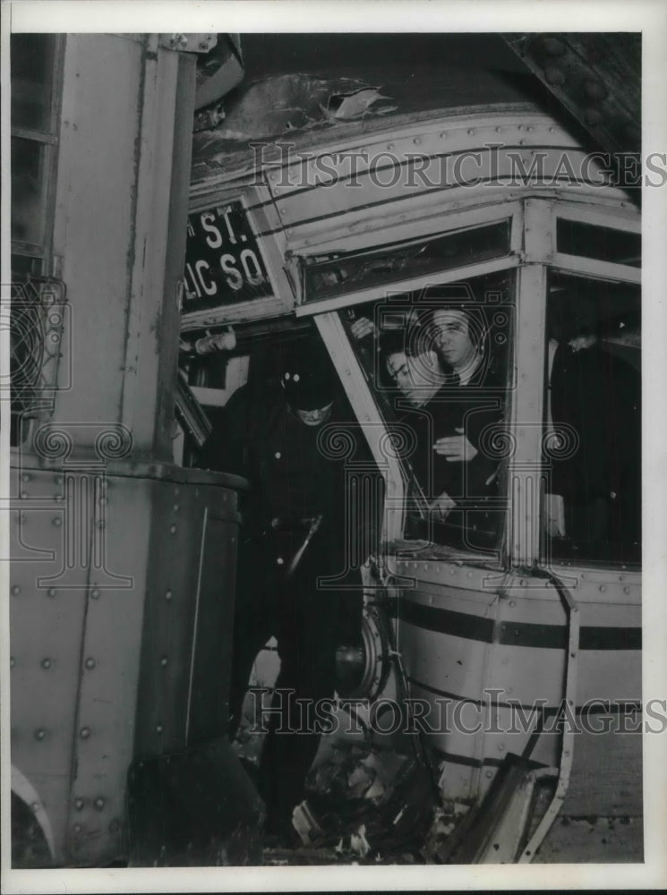 1942 Press Photo Cleveland Ohio Cuyahoga River Streetcar Crash - Historic Images