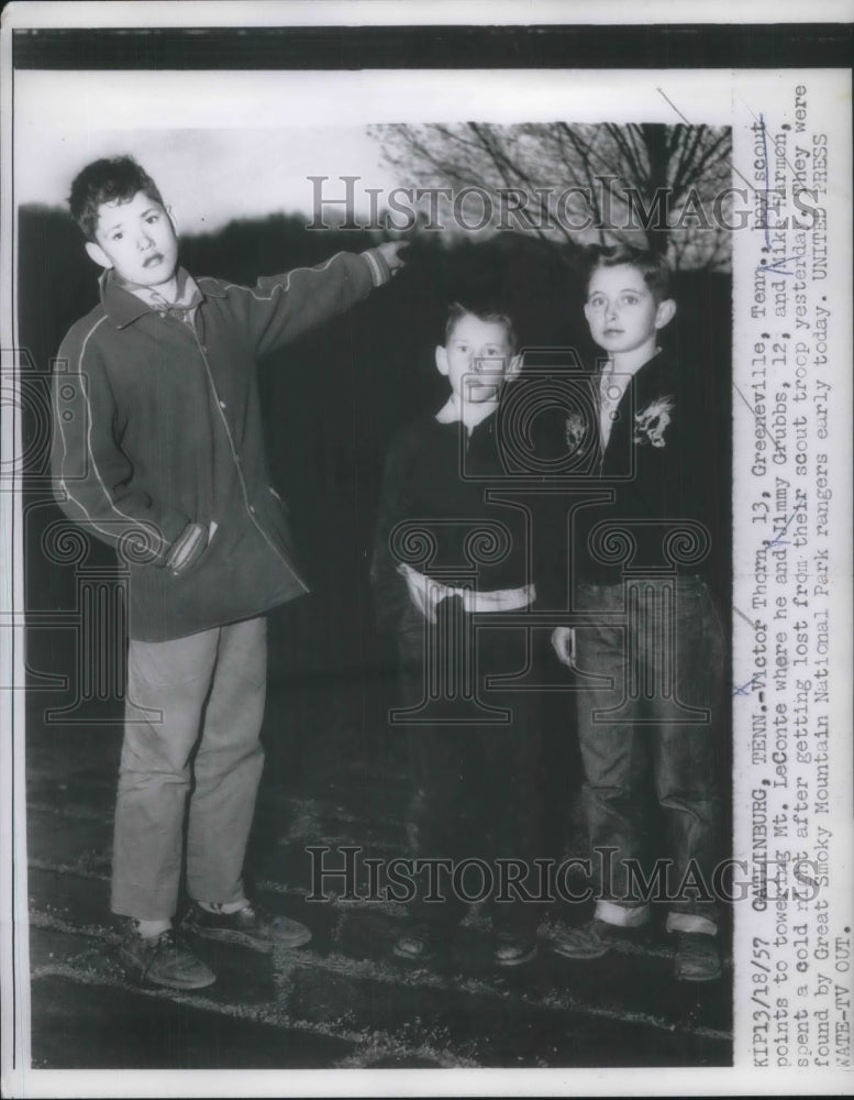 1957 Press Photo Gatlinburg Tennessee Victor Thorn Jimmy Grubbs Boy Scouts - Historic Images