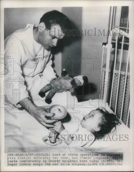 1949 Press Photo 2 yr old Pamela Lamphere confined in County Hospital in Chicago - Historic Images