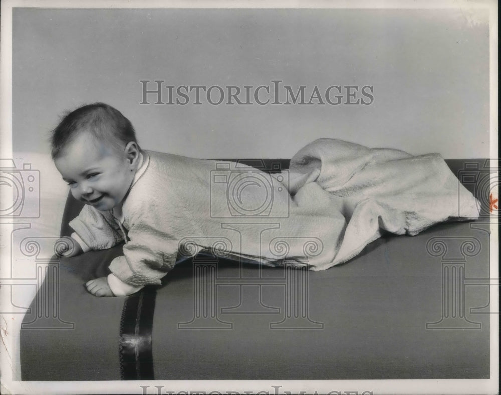 Press Photo Sleeping bag in cotton and flannelette for winter months - Historic Images