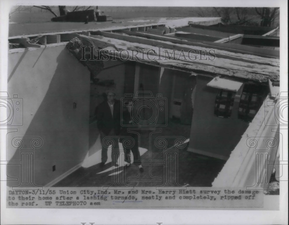 1955 Press Photo Mr. &amp; Mrs. Harry Hiatt Survey Home After Tornado Hit Union City - Historic Images