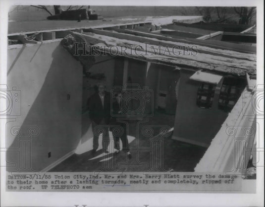 1955 Press Photo Mr. & Mrs. Harry Hiatt Survey Home After Tornado Hit Union City - Historic Images