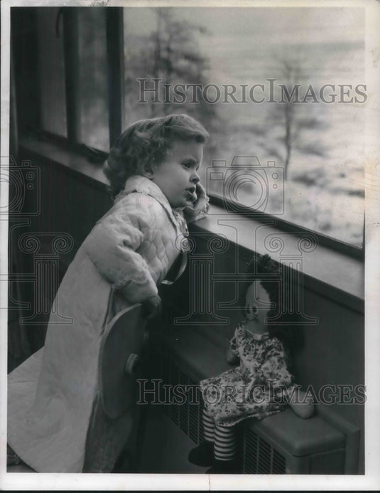 1960 Press Photo Patty Randles looking outside her window - Historic Images