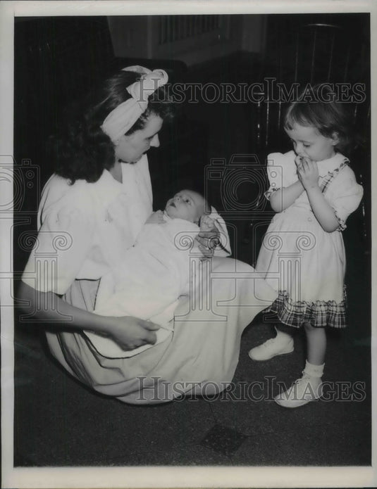 1940 Mrs Irene Lamphere with Children Pamela 2 1/2 & Newborn Susan - Historic Images