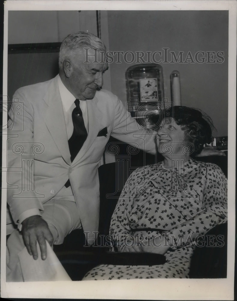 1936 Press Photo Mr & Mrs Harry Fletcher at the Hotel Cleveland, in Cleve, Ohio - Historic Images