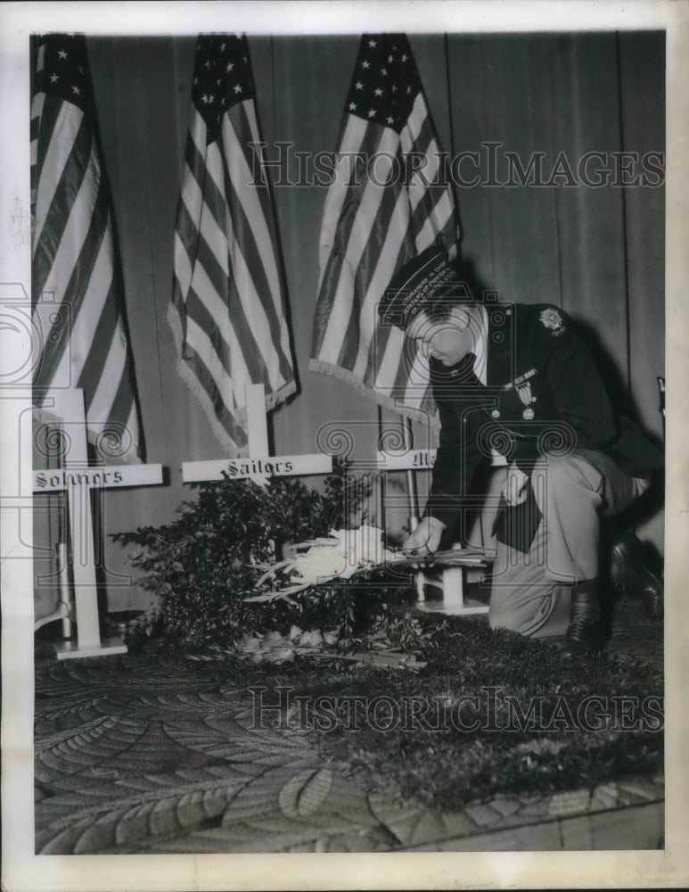 1943 Press Photo Paying tribute to lost flights, Robert T. Merrill. - Historic Images