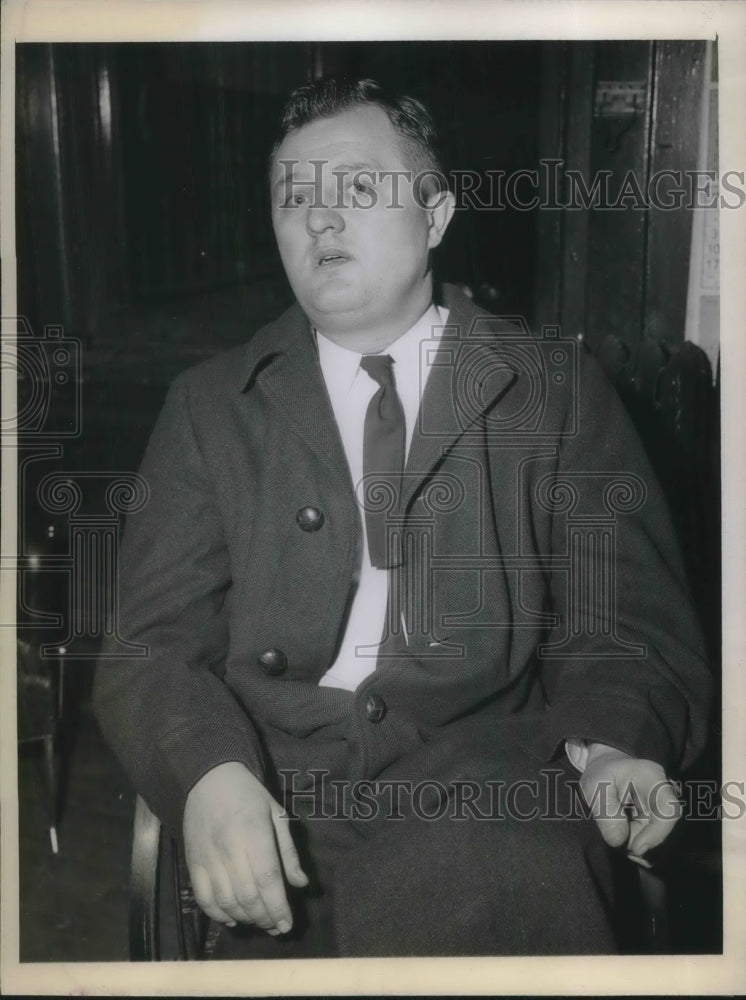 1944 Press Photo Drake Hotel Employee Testifying at Murder Trial of Mrs Frank Wm - Historic Images