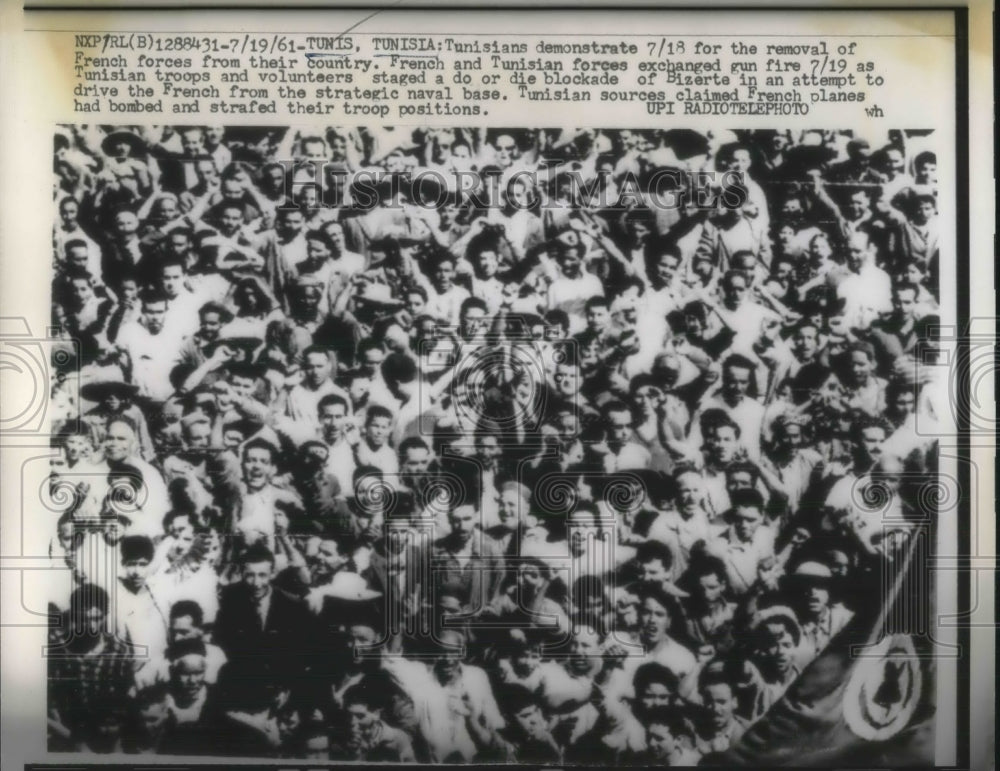 1961 Press Photo Tunisians Protesting Against French Forces in Tunisia - Historic Images