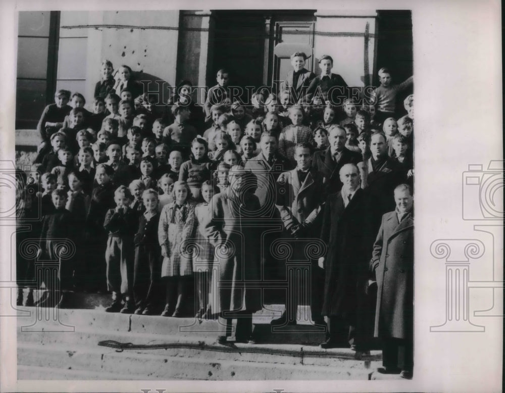 1949 Press Photo Mayor Alphonse Greisch &amp; Deikirch Pay Respect to Charles Todd- Historic Images