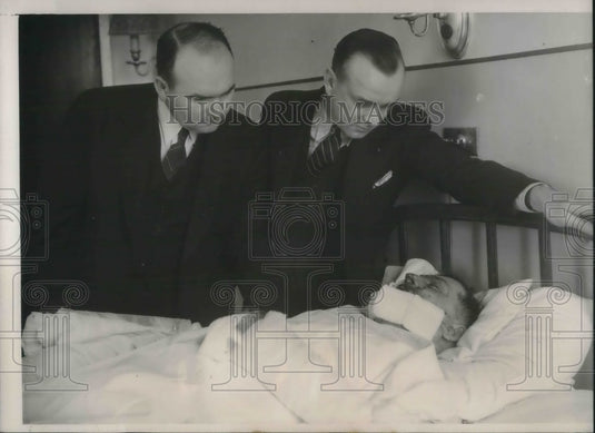 1940 3 sticks dynamite in policeman car of Walter E. Gray injured - Historic Images