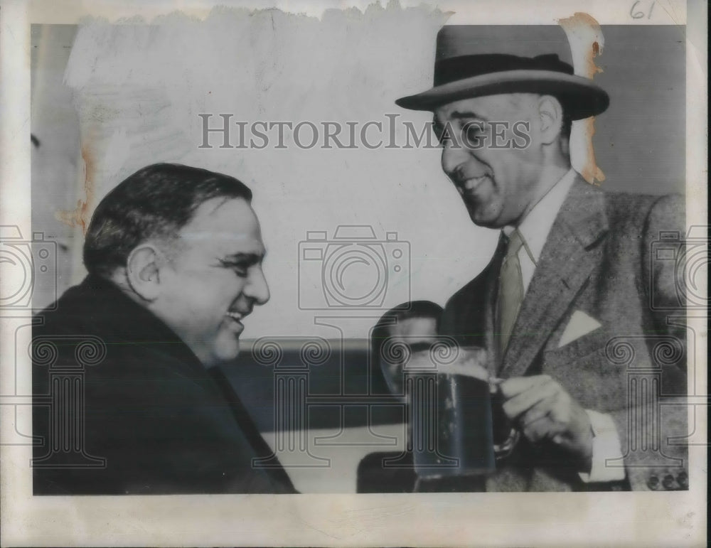 1946 Press Photo LaGuardia with Lawrence Stendhardt who offers beer at Prague - Historic Images