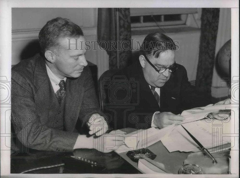 1945 Press Photo New York Mayor LaGuardia Signs Contract To Write Book - Historic Images