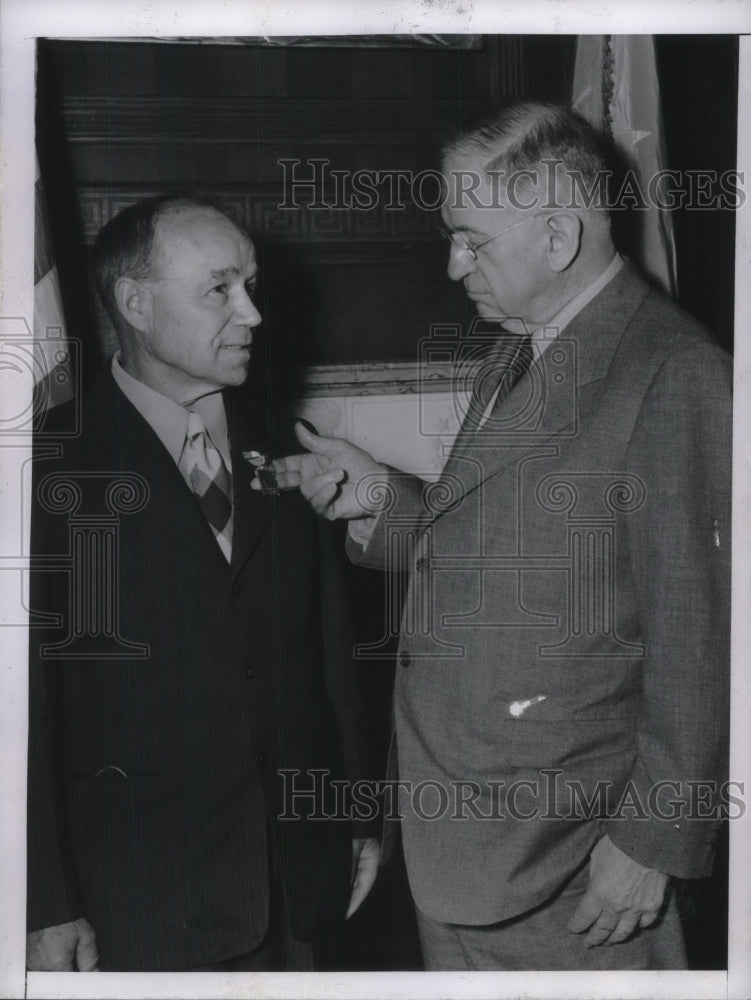 1944 Press Photo Presentation of Eisenhower Medal to War Worker Father of Year-Historic Images